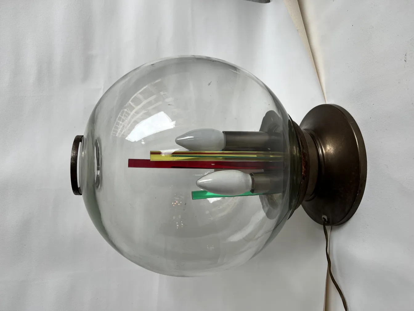 Lampada da tavolo antica con forma sferica e colori vivaci, perfetta per la decorazione.