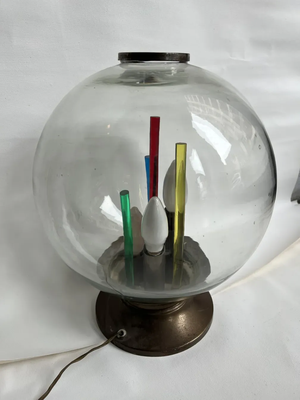 antike tischlampe mit bronzebasis und runder schirm