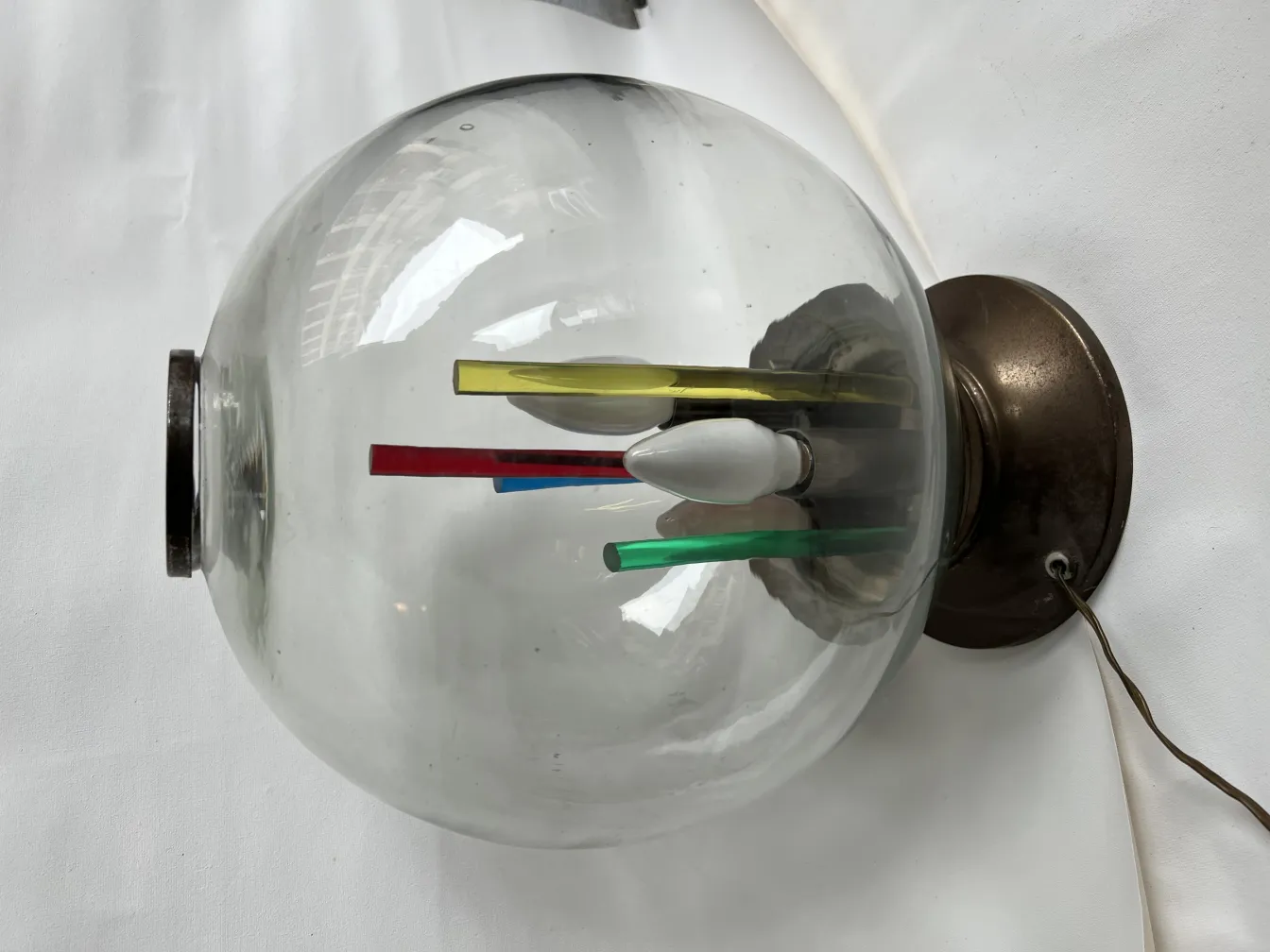 प्राचीन टेबल लैंप स्पष्ट कांच की गोलाकार और चमकीले रंग के डंडों के साथ