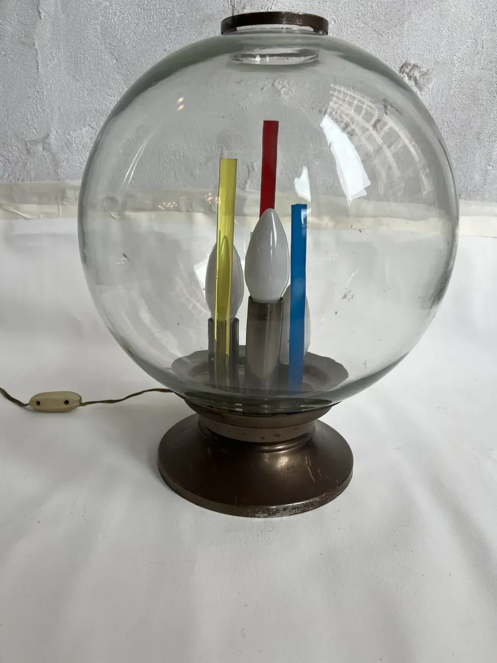 Lampada da tavolo antica di Carlo Scarpa con base in metallo e vetro sferico.