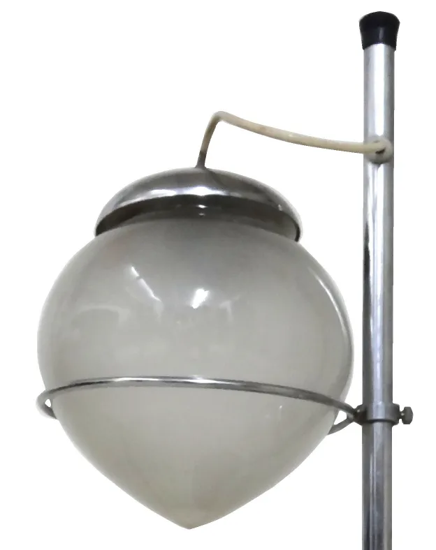 Antike Tischlampe mit sphärischem Glas-Schirm und Metallbasis, in klassischer Umgebung.