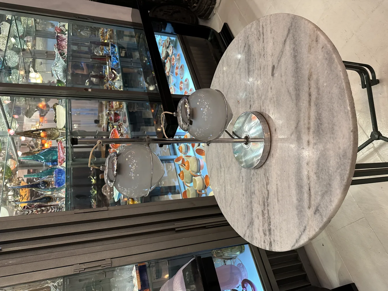 Lámpara de mesa antigua con diseño elegante y luces múltiples.