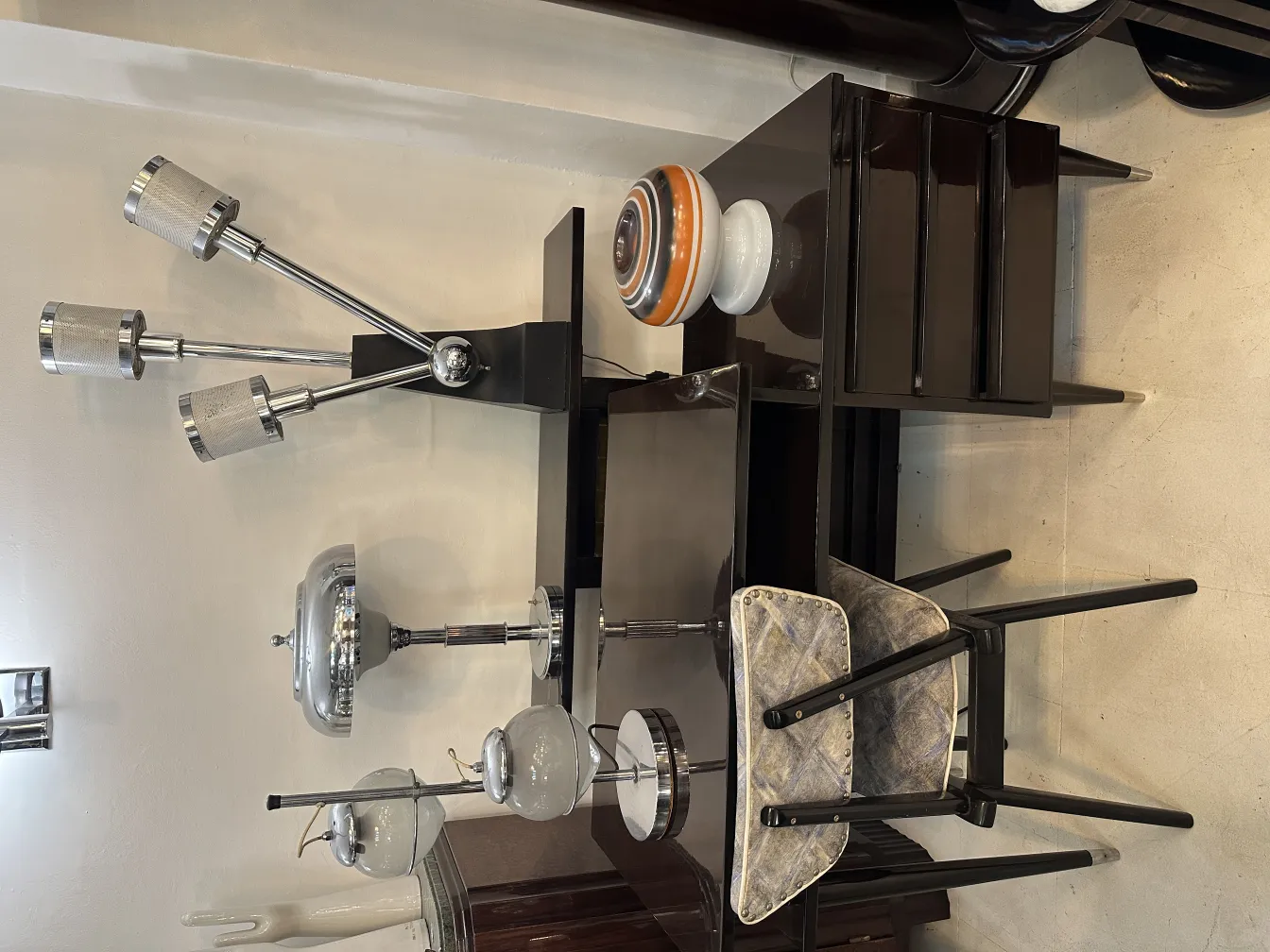 Antike Tischlampe mit mehreren Lichtern im modernen Design, umgeben von eleganter Dekoration