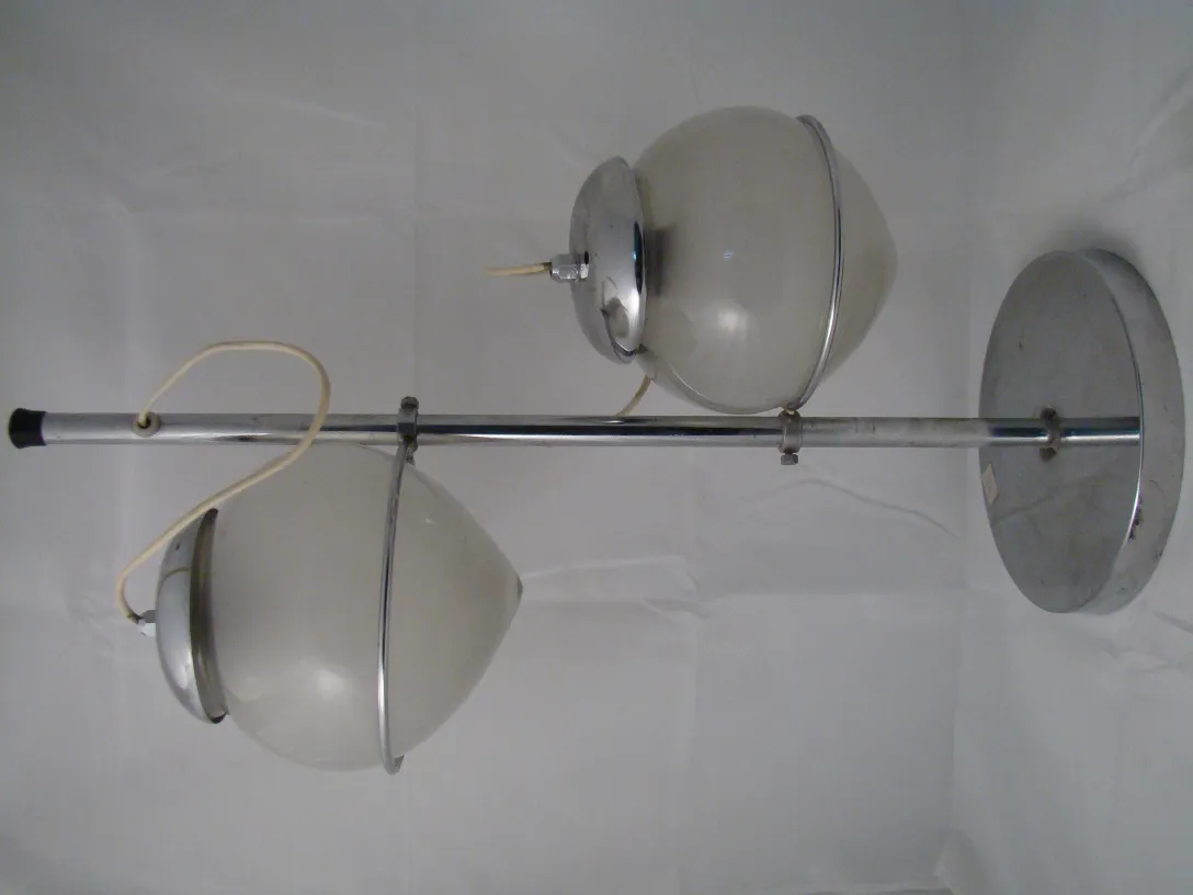 antike tischlampe mit sphärischem design, neutrale umgebung