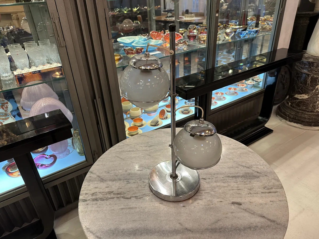 오래된 테이블 램프, 두 개의 볼과 스타일리시한 인테리어에 이상적입니다.