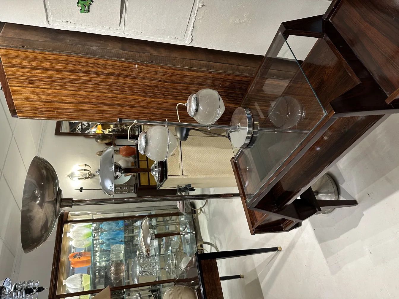 antike tischlampe mit eleganter basis und schirm, sanfte atmosphäre, stilvolle dekoration