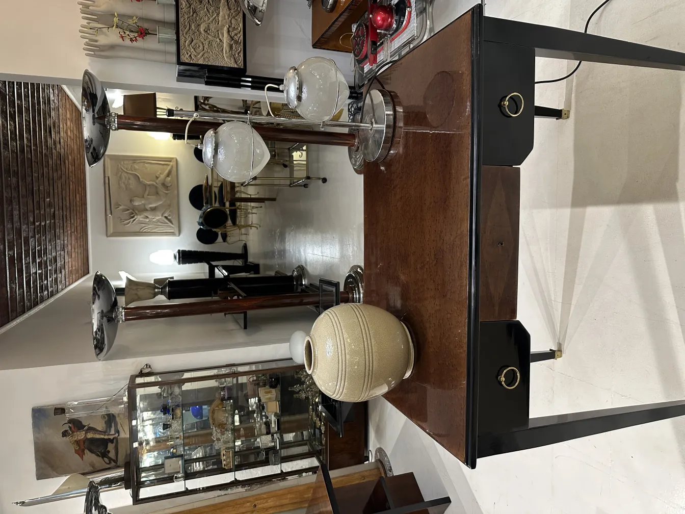 lampada da tavolo antica con base elegante e dettagli fini