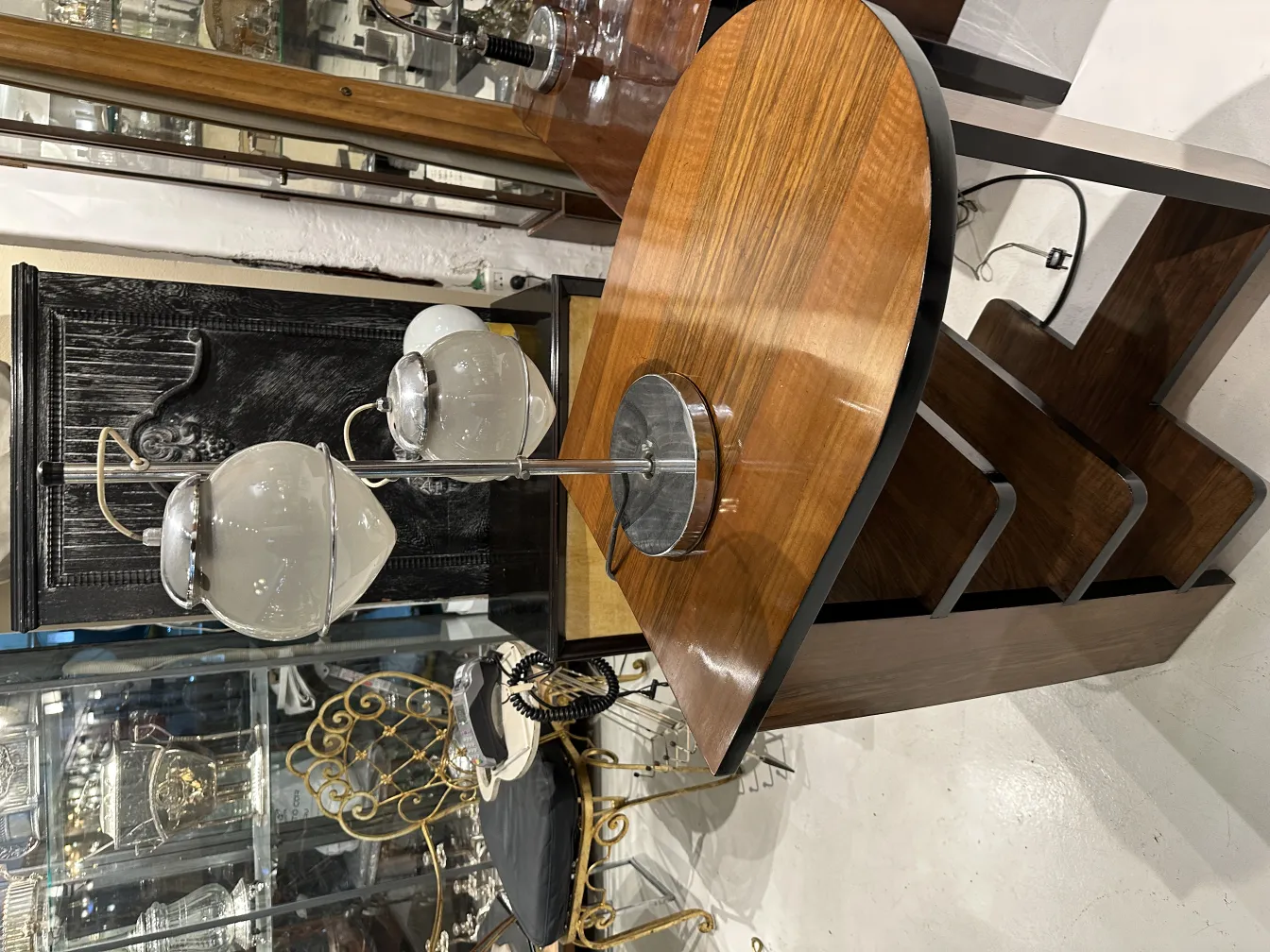 lampara de mesa antigua con base metalica y dos pantallas