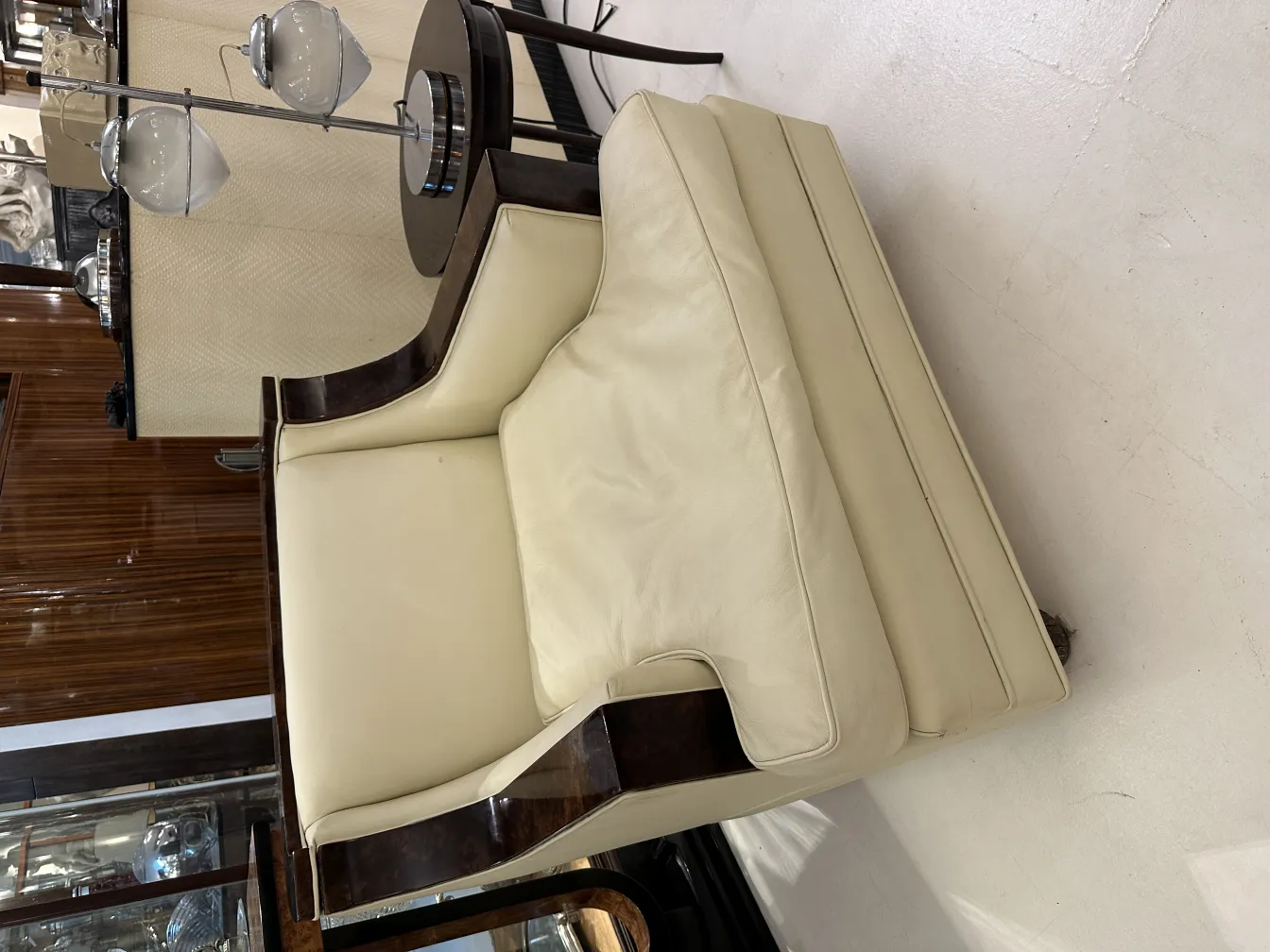 장식적인 고전 테이블 램프가 우아한 배경에