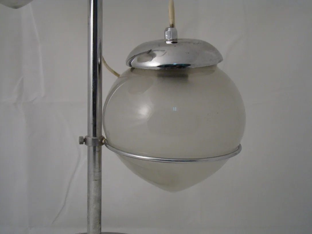 lampe de bureau ancienne avec abat-jour sphérique blanc