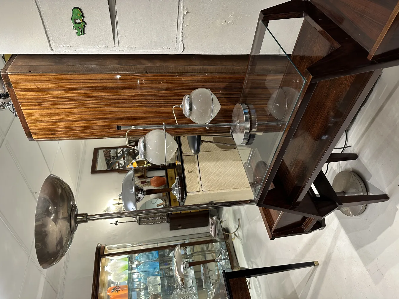 lampara de mesa antigua con base cromada y vidrio esférico en un entorno elegante