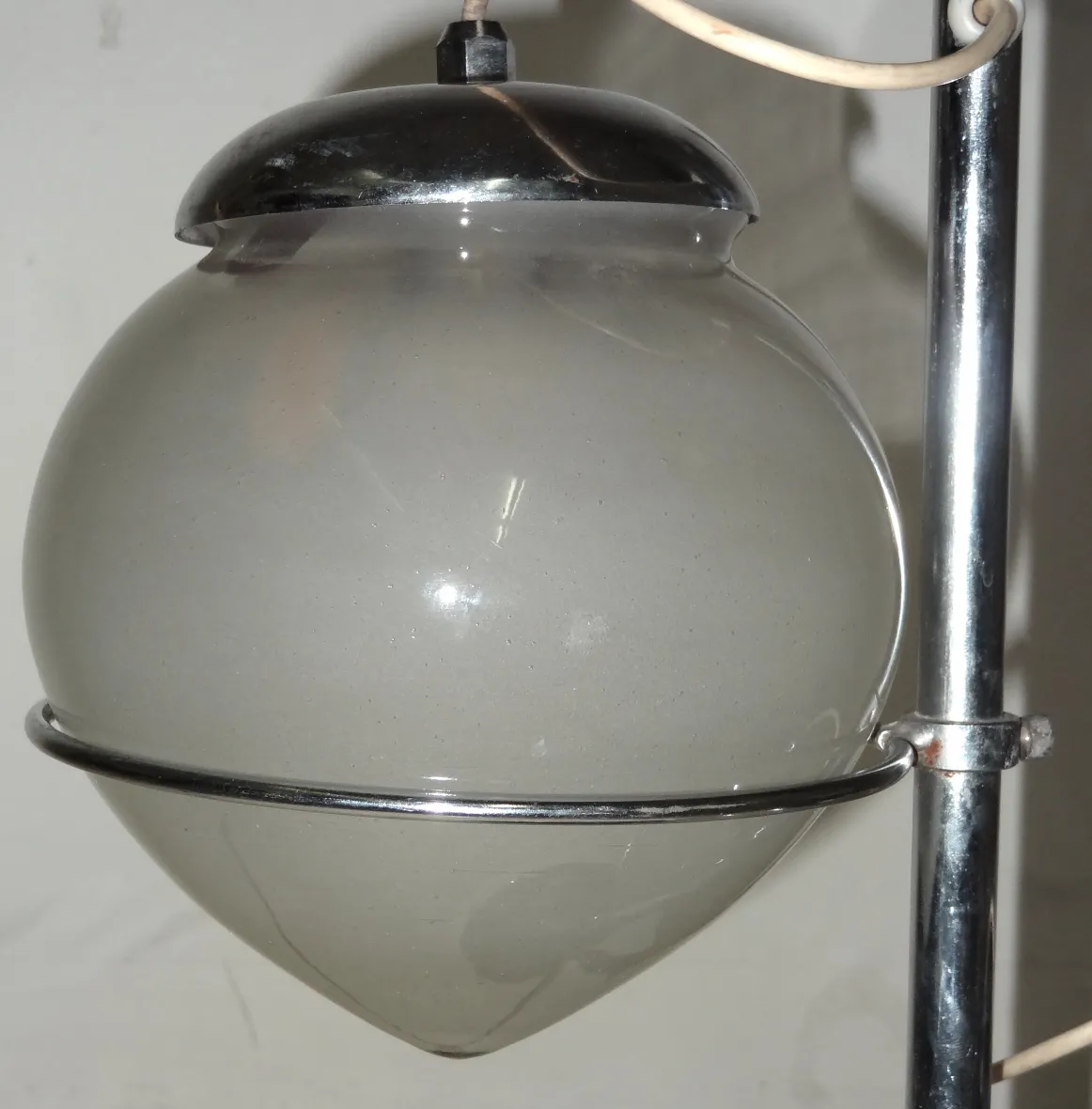 lampada da tavolo antica con design sferico in un ambiente classico