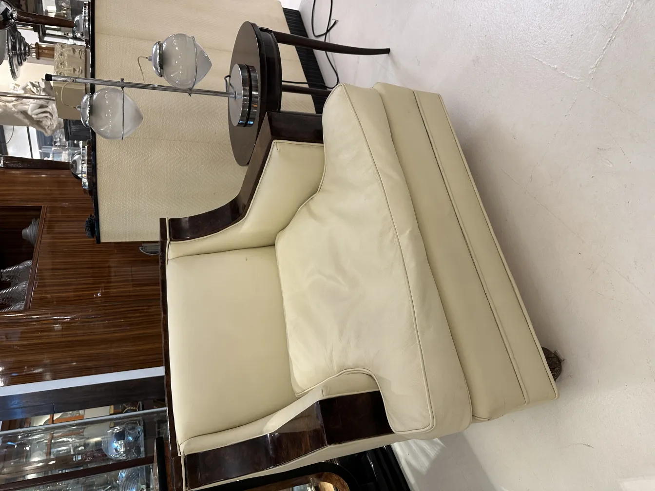 Старая настольная лампа с двумя лампочками в элегантной обстановке