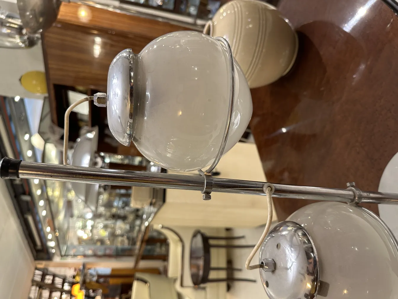 Lámpara de mesa antigua con diseño blanco y suave iluminación