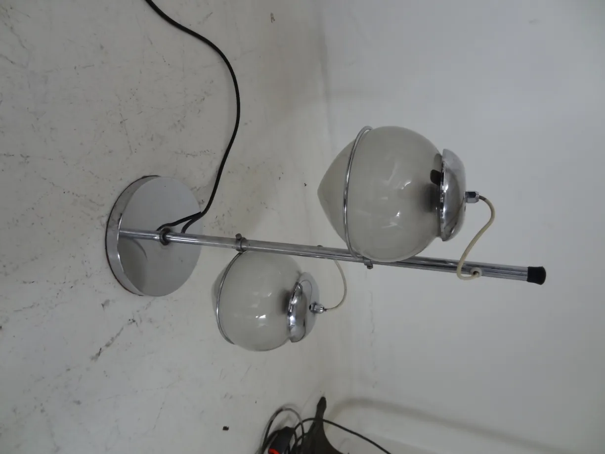 Antike Tischlampe mit zwei Kugeln vor hellem Hintergrund