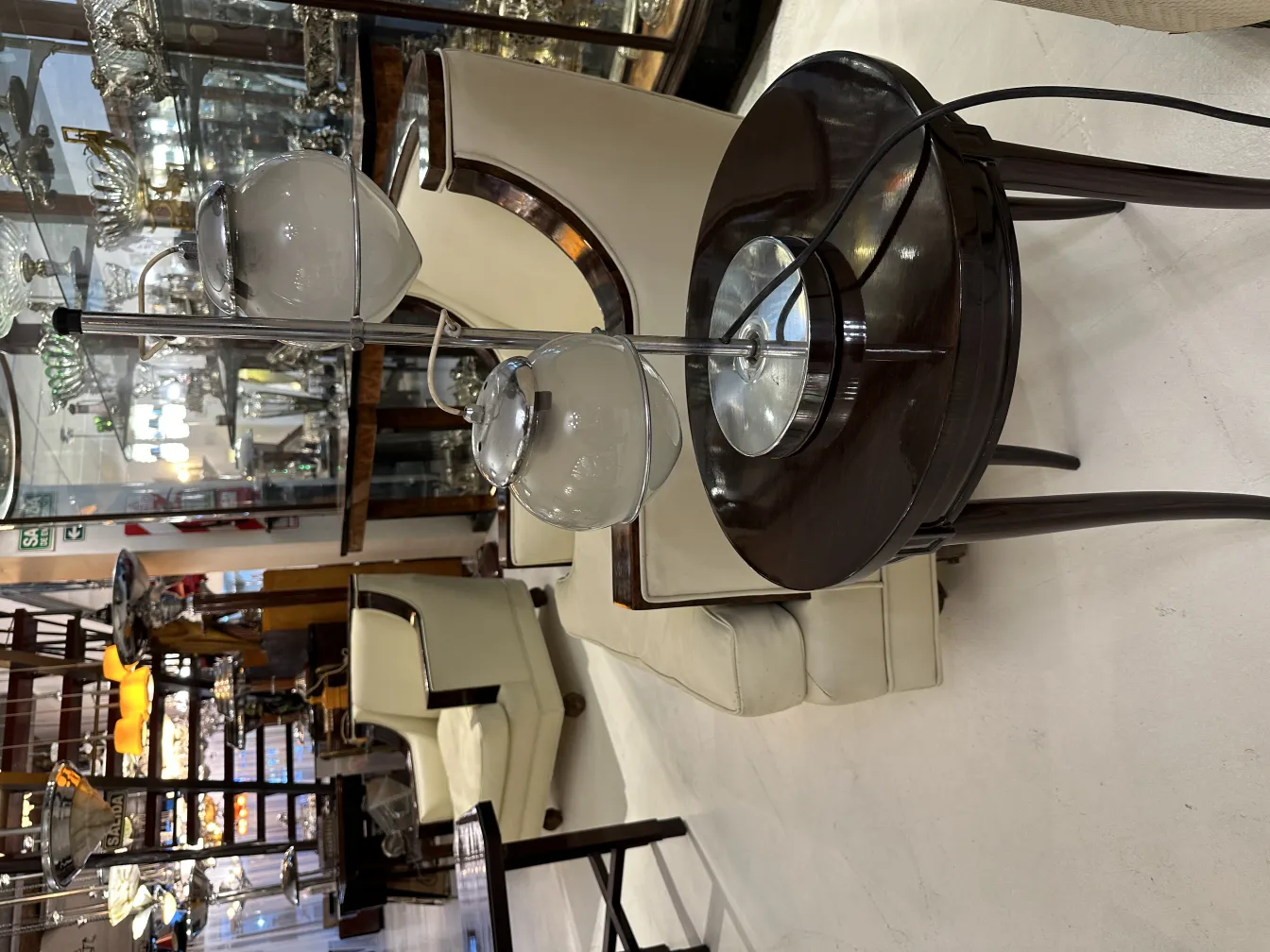 Antike Tischlampe mit zwei Leuchten in einem eleganten Ambiente