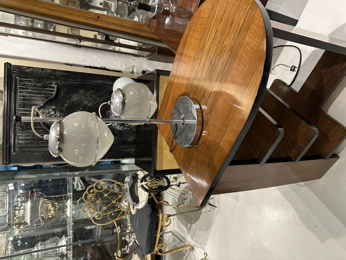 antike tischlampe mit zwei schirmen in eleganter umgebung