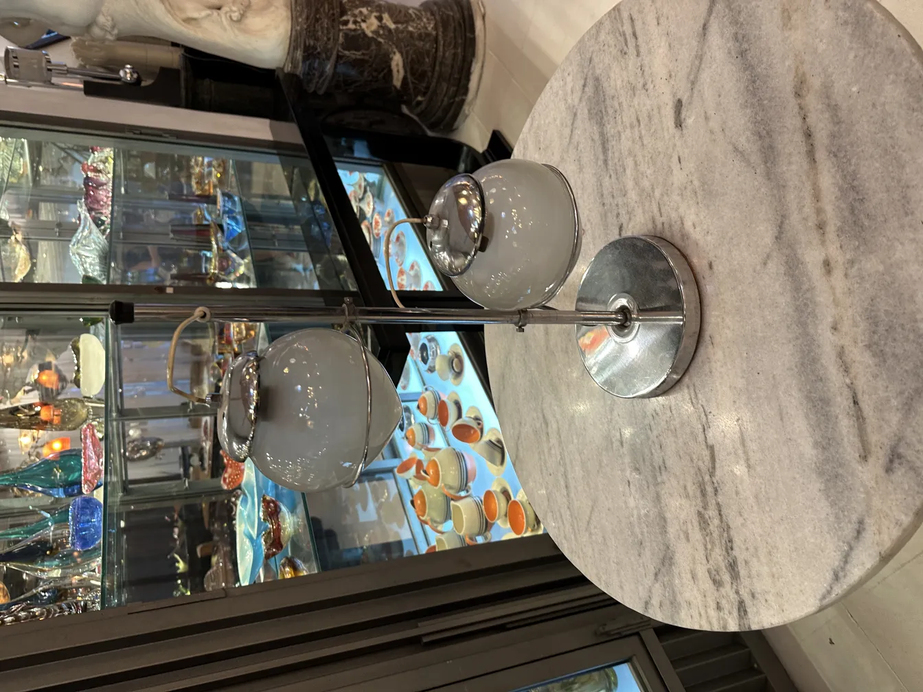 luminária de mesa antiga com duas cúpulas brancas em um ambiente elegante