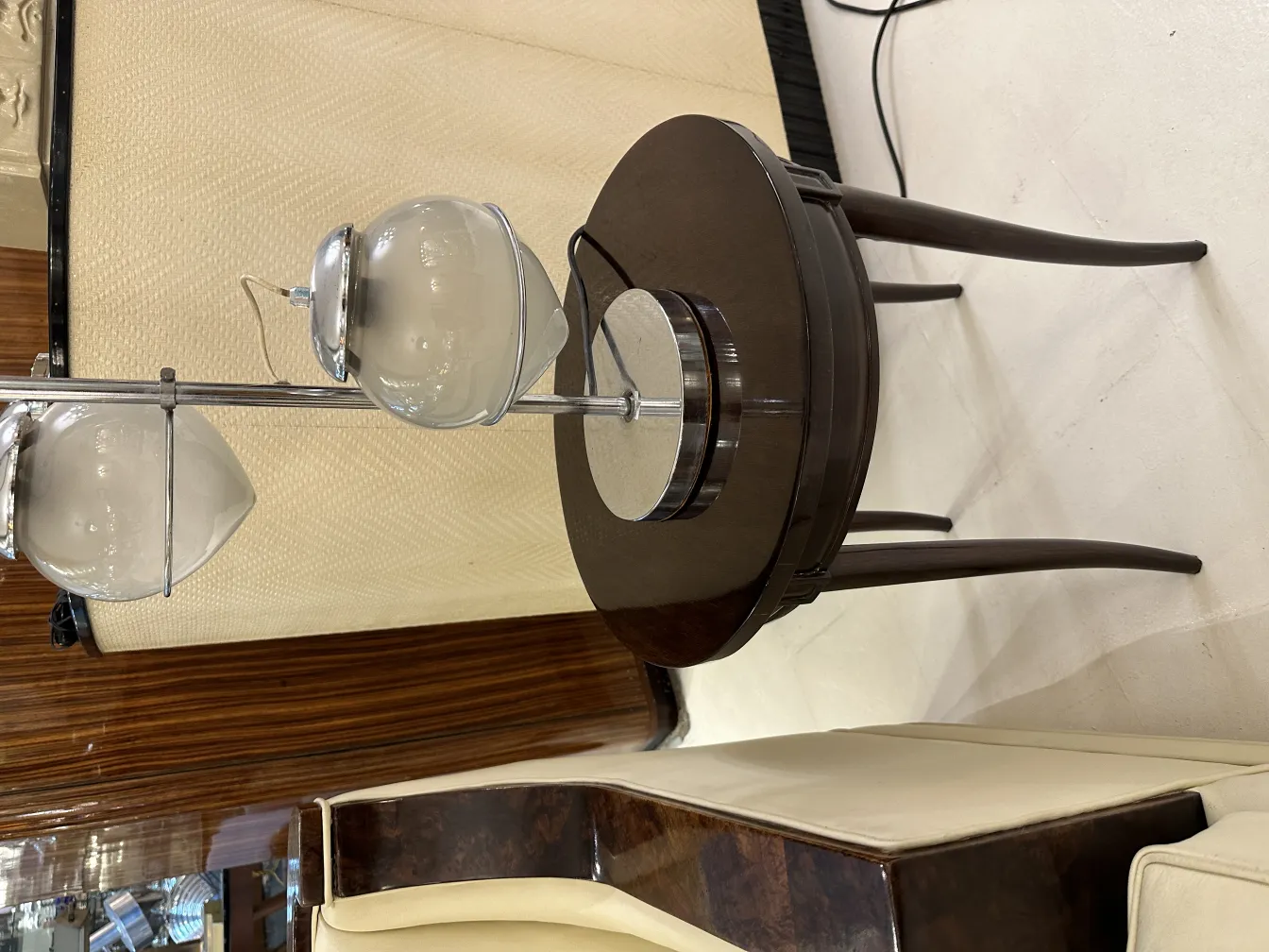 antiga luminária de mesa com esferas de vidro, iluminando um ambiente acolhedor