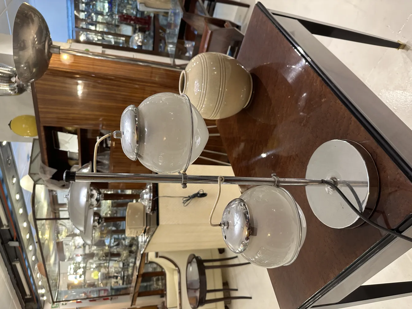 Antike Tischlampe mit zwei Lichtern, schlichtes und elegantes Design, gemütliche Atmosphäre.