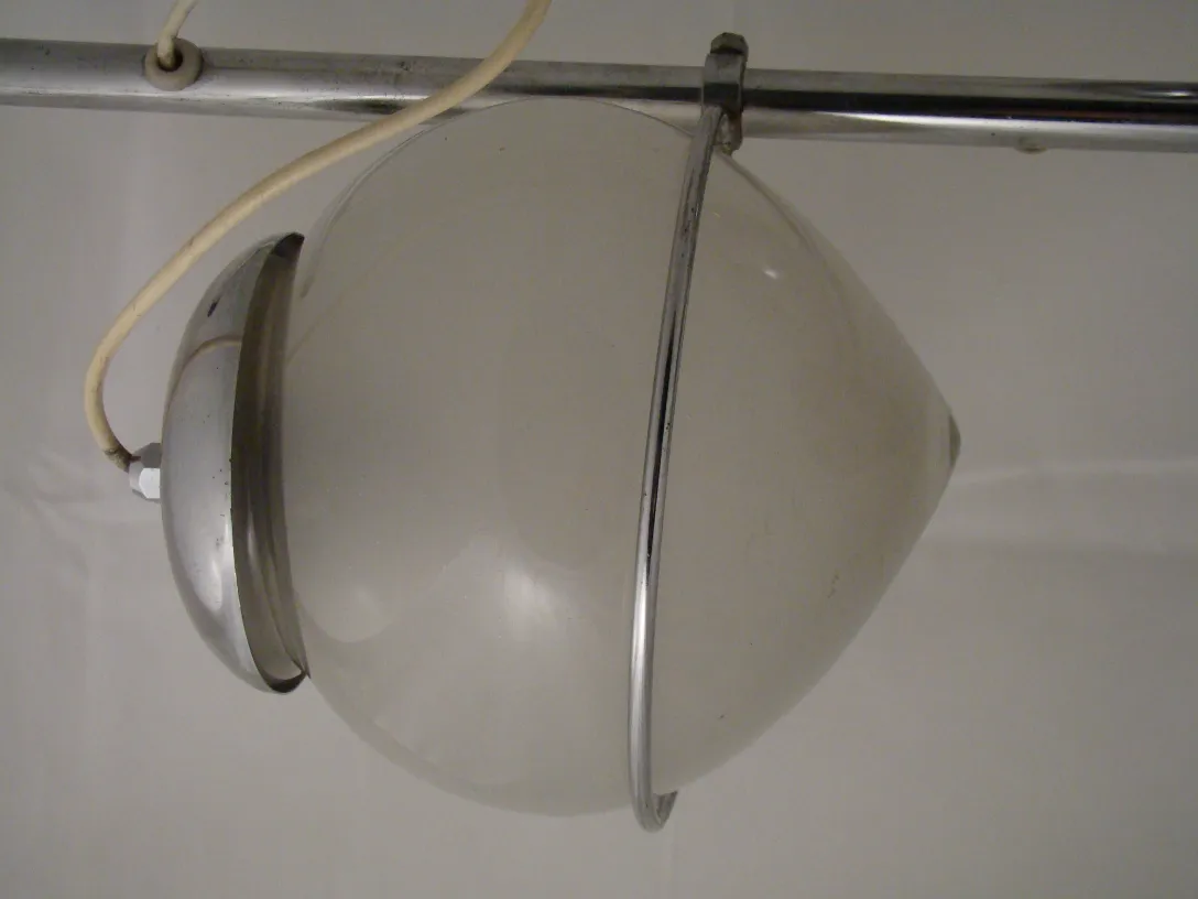 lampe de bureau ancienne avec forme sphérique et cordon visible