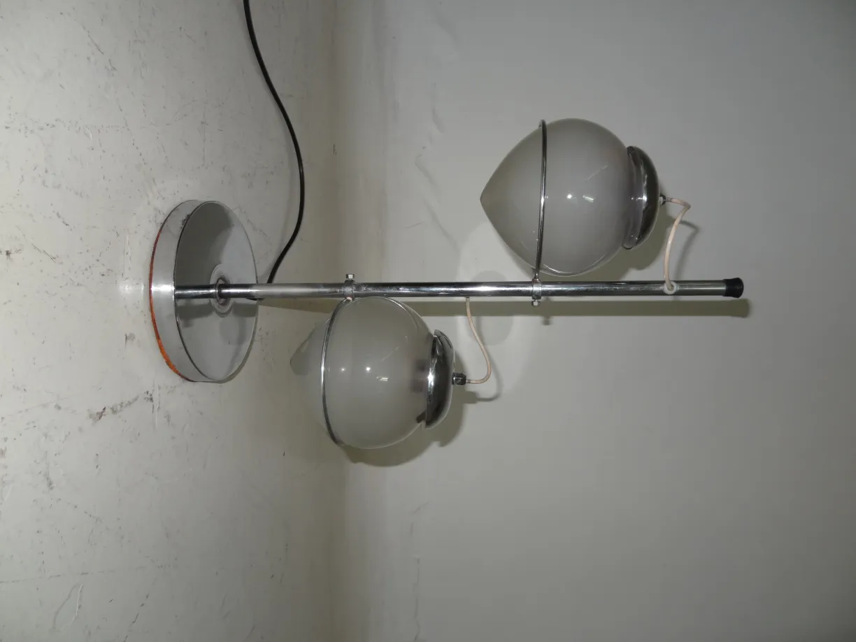 antigua lámpara de mesa con dos luces en un ambiente neutro