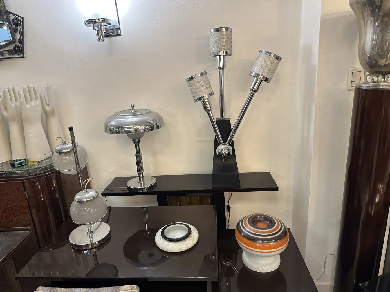 Lampada da tavolo antica con tre paralumi eleganti, che illumina un ambiente moderno.