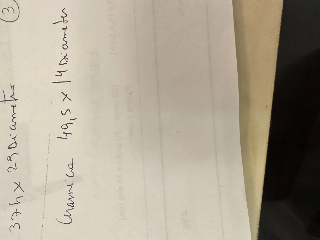 세련된 환경에 놓인 고전적인 테이블 램프, 독특한 디테일.