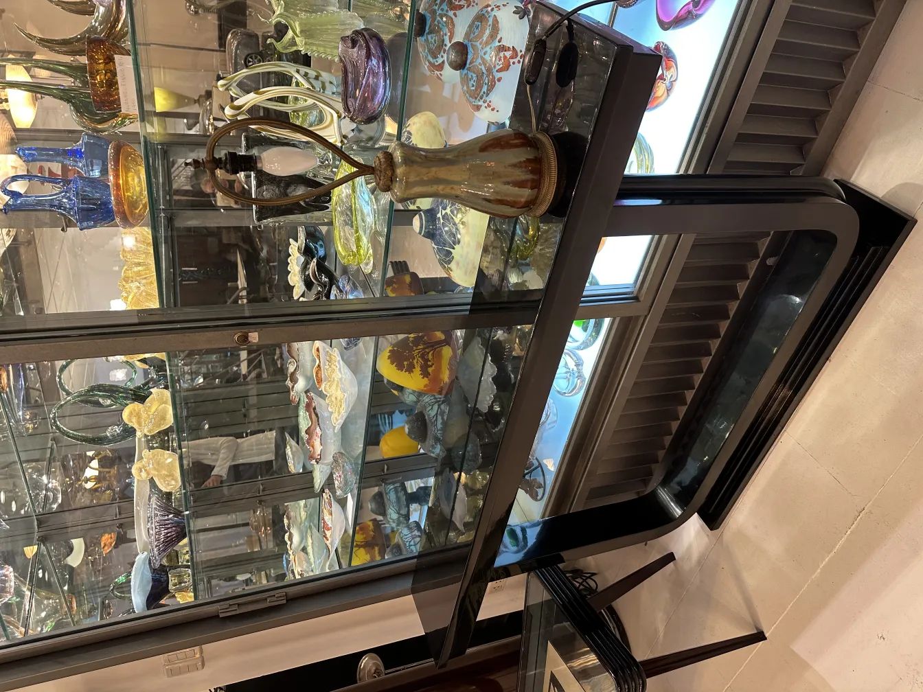 古老的装饰性檯燈，设计优雅，散发温暖的光，周围是艺术品的展示柜。