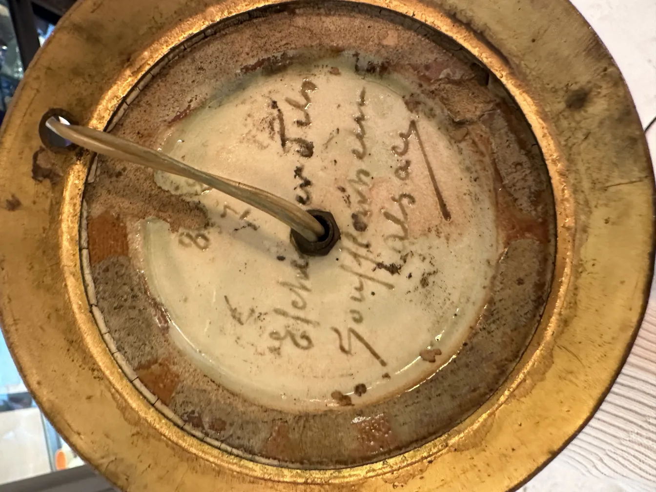 basis der antiken tischlampe mit sichtbarer aufschrift