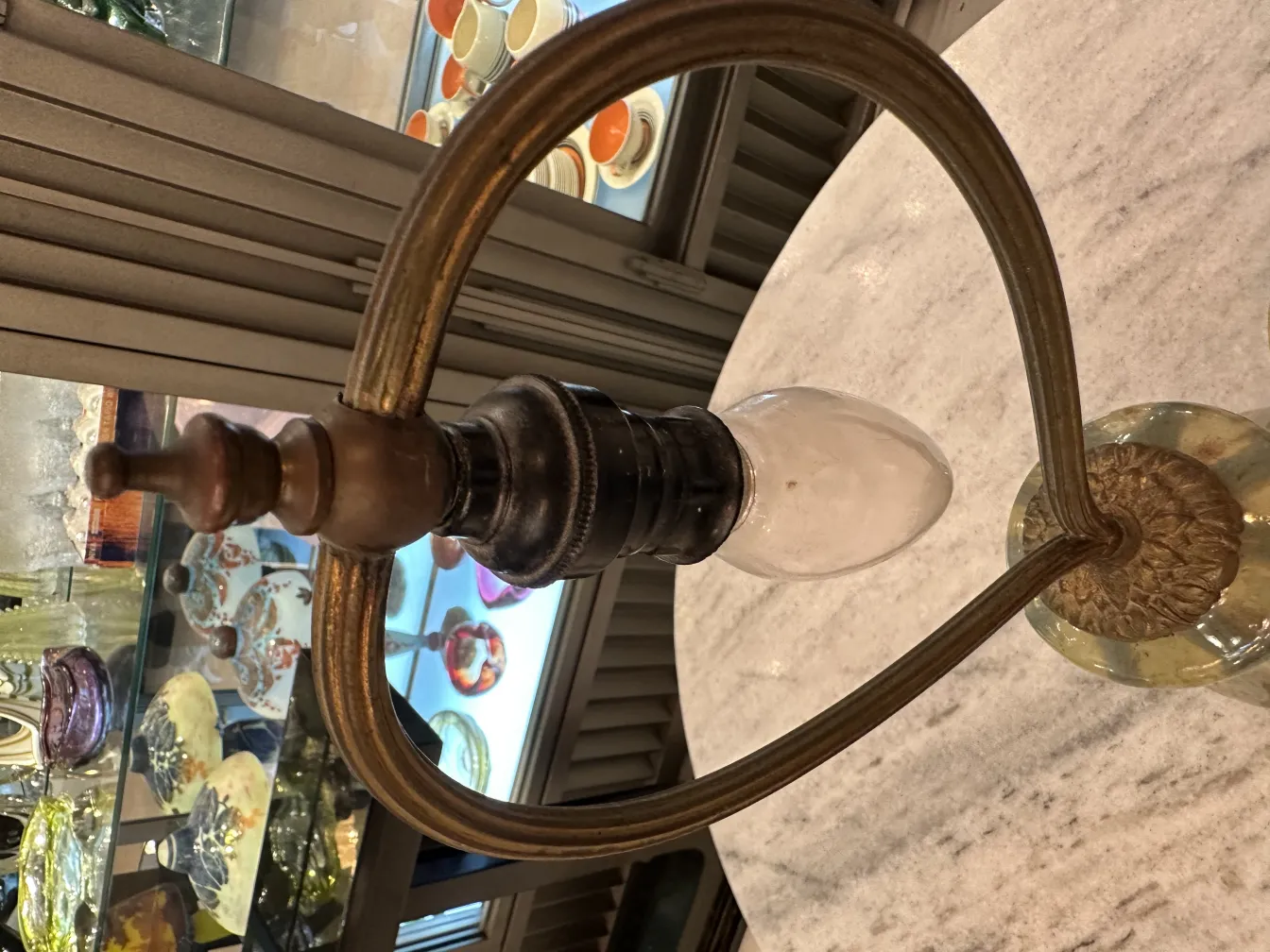 Antike Tischlampe mit elegantem Design in klassischer Umgebung.