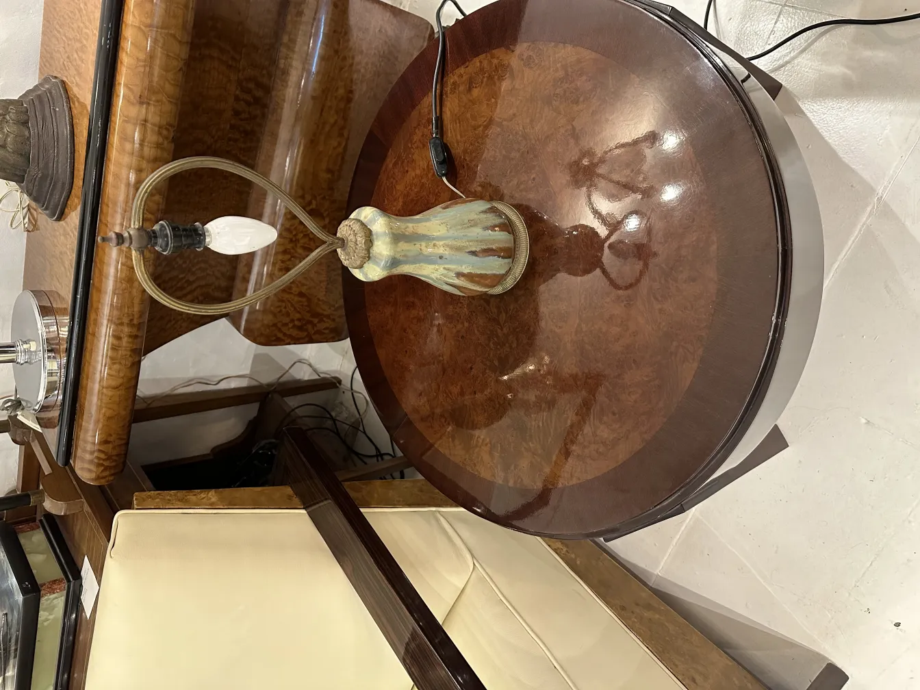 antike Tischlampe, einzigartig gestalteter Sockel, gemütliche Atmosphäre mit runder Tisch