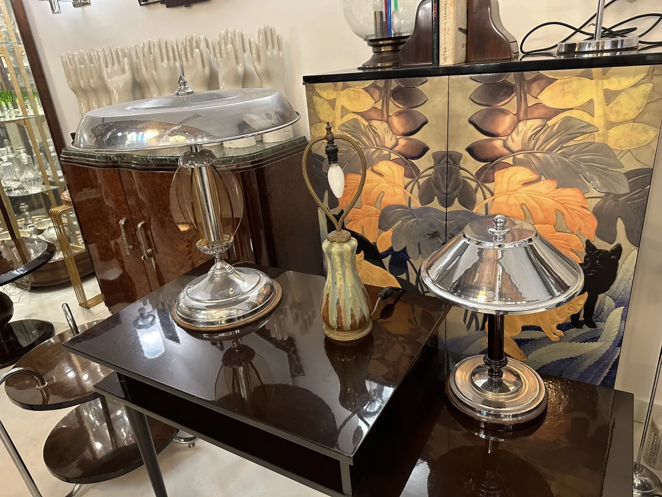 Antike Tischlampe im minimalistischen Stil mit glänzendem Sockel und konischer Schirm.