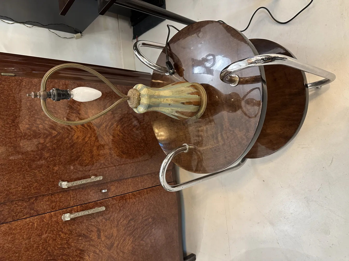 lampe de bureau antique avec une base classique et des détails décoratifs, ambiance chaleureuse