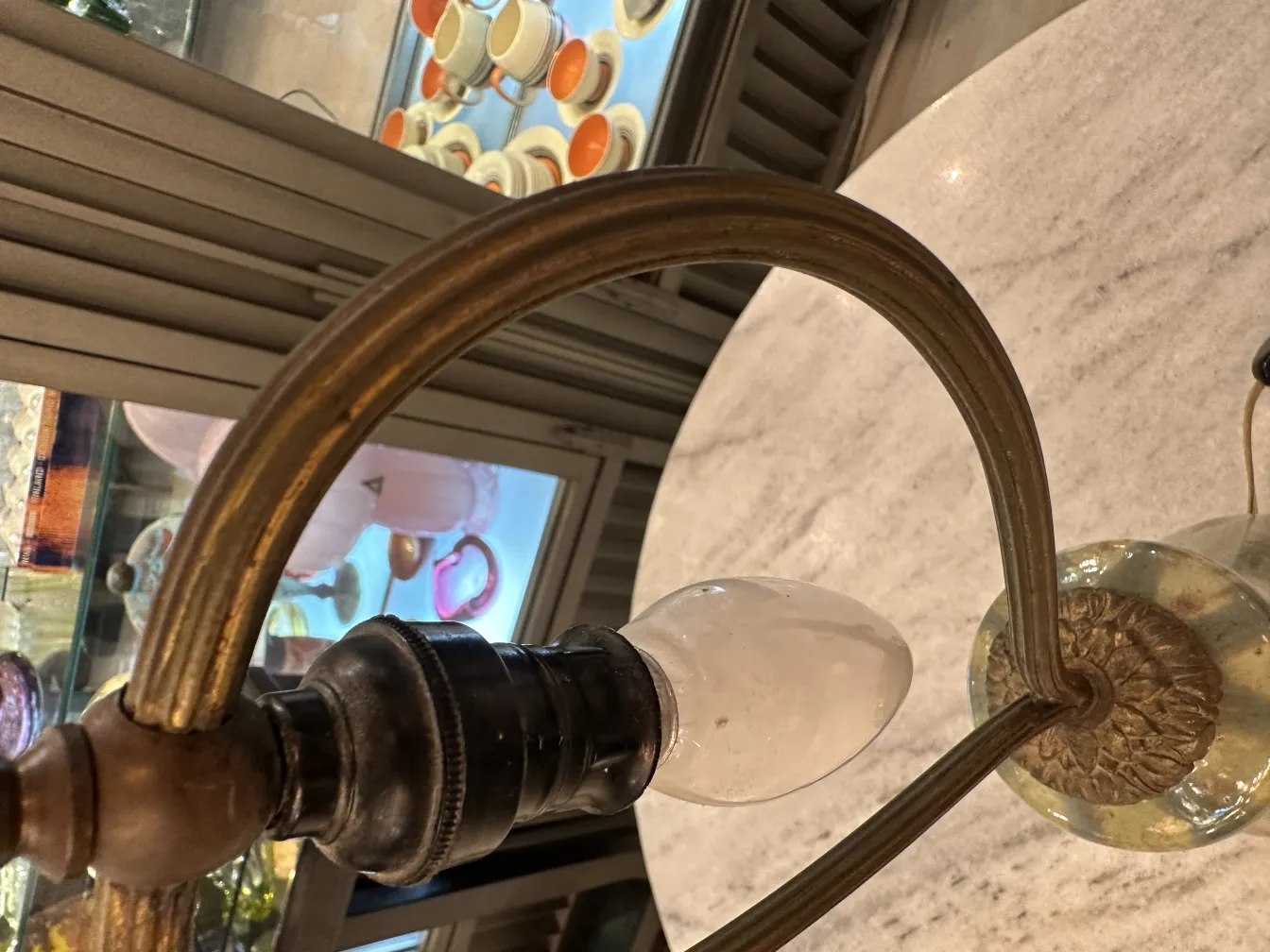 lampe de bureau ancienne avec design classique et ampoule