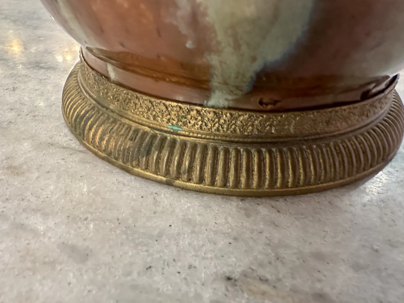 détail de la base de lampe de bureau ancienne avec motifs décoratifs