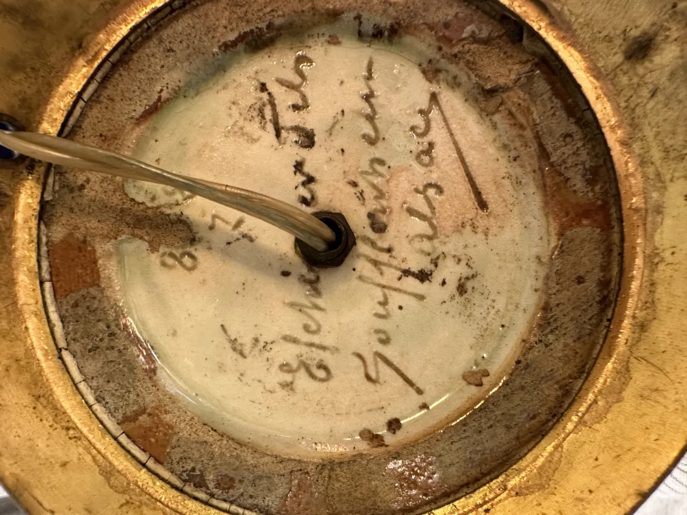 Antique table lamp with details, cozy environment, attention to finishes.