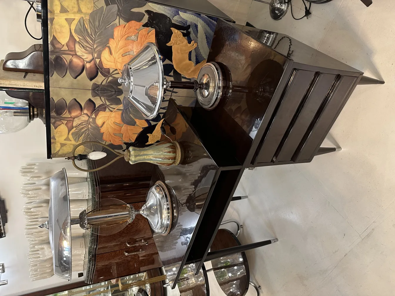 Luminária de mesa antiga brilhante sobre superfície polida, com fundo decorativo.