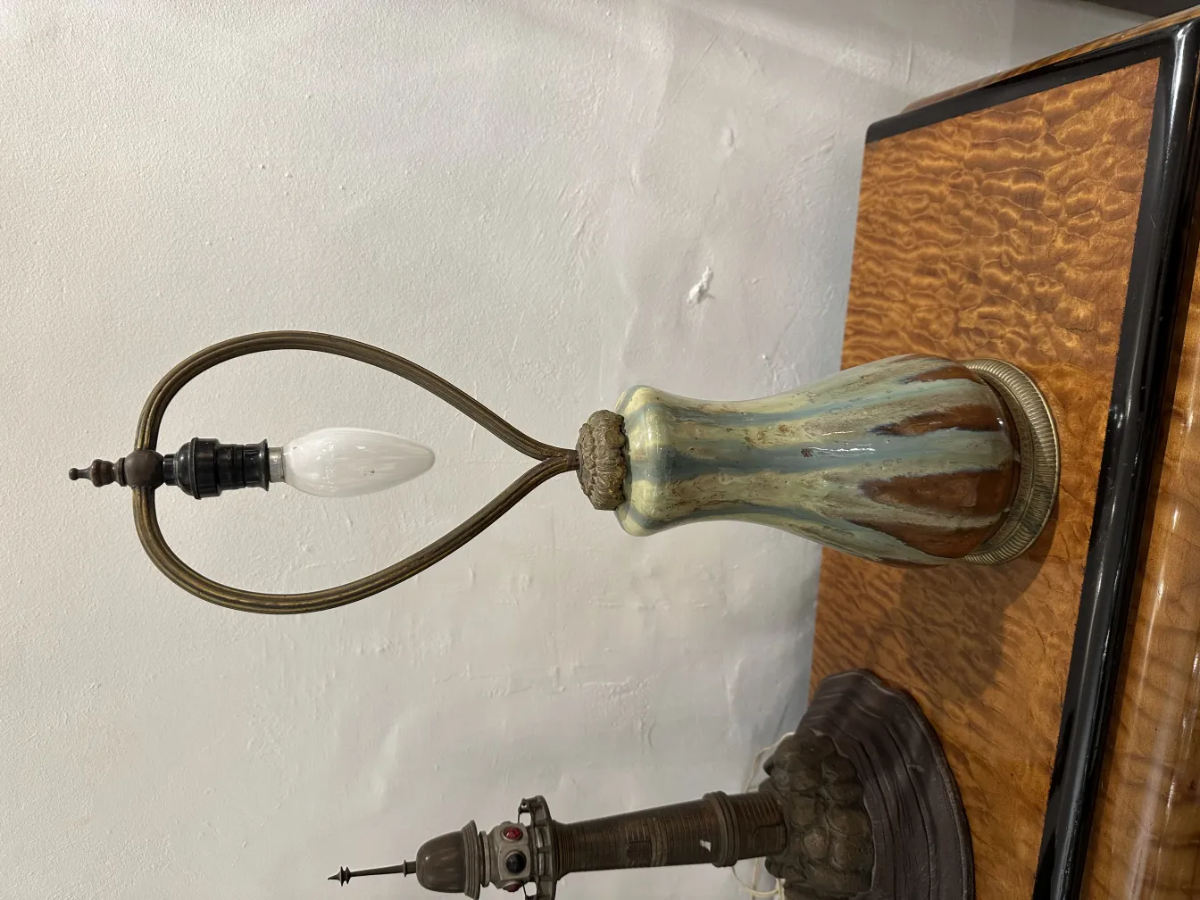 Luminária de mesa antiga com design elegante em um ambiente acolhedor.