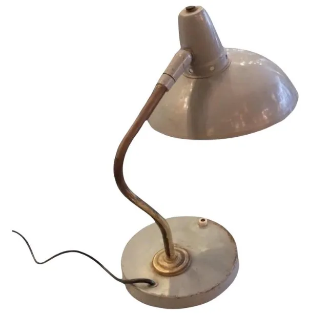 Lampada da tavolo antica con design unico di Serge Mouille, colore chiaro.