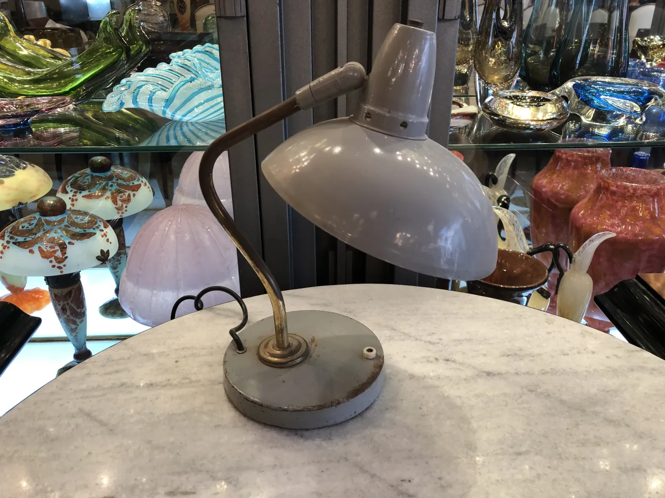 Lampada da tavolo antica di Serge Mouille in un ambiente elegante.