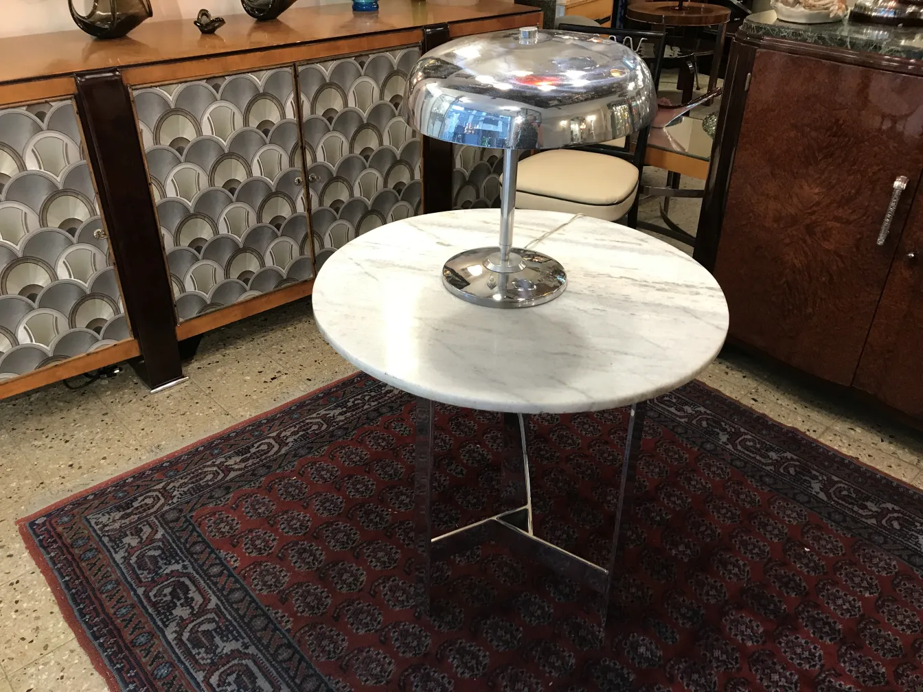 Lámpara de mesa antigua con base cromada y pantalla