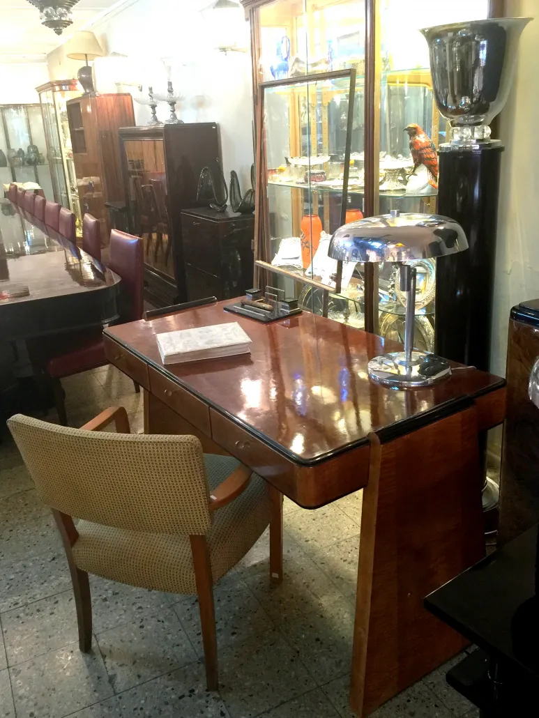 Antique table lamp with elegant design in a refined and decorative environment.