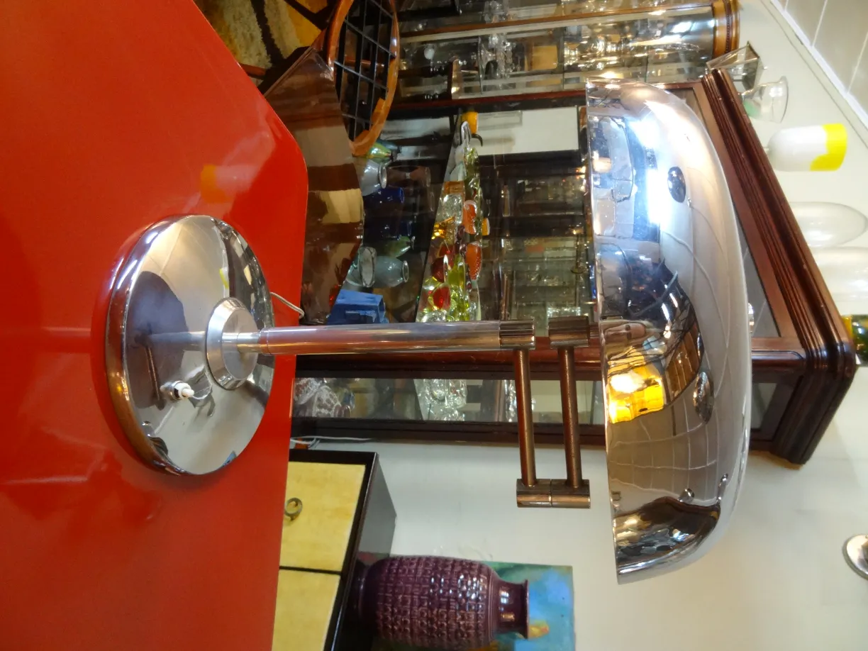 antike tischlampe mit rundem Fuß