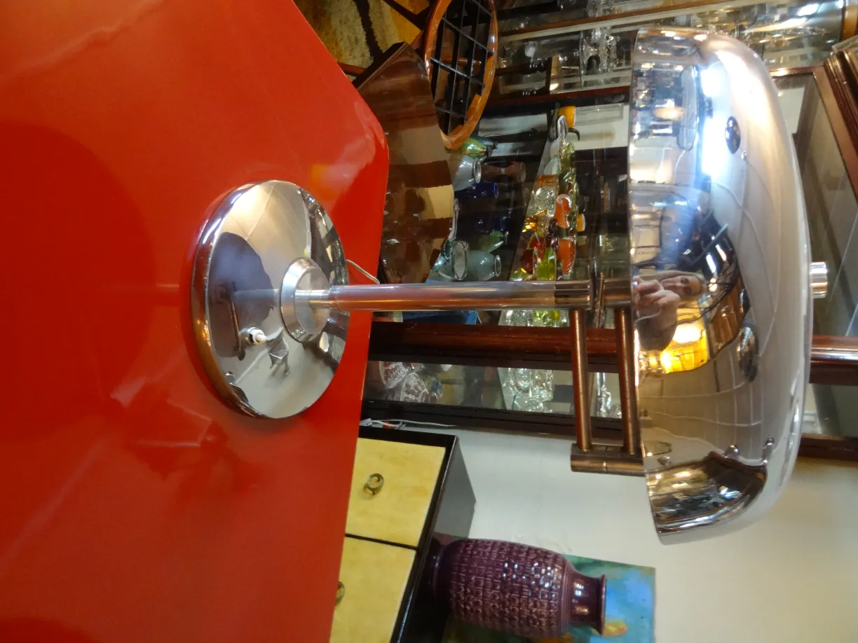 Lampe de bureau antique avec base brillante dans un cadre chaleureux