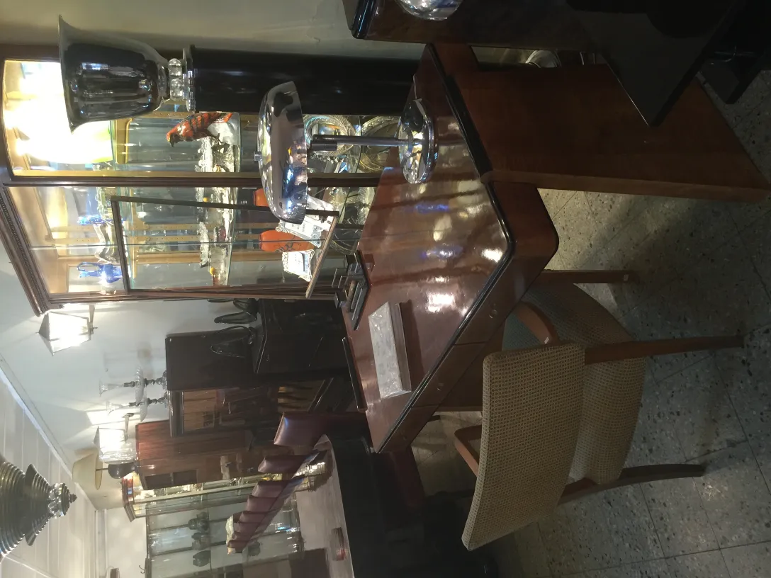 우아한 디자인의 앤틱테이블램프가 아늑한 환경을 비춥니다.