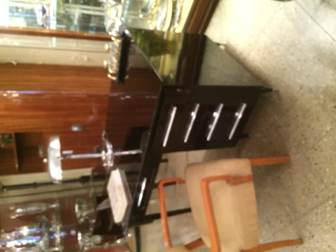 lampada da tavolo antica che emette luce soffusa con atmosfera calda, dettagli decorativi e design elegante in un contesto classico