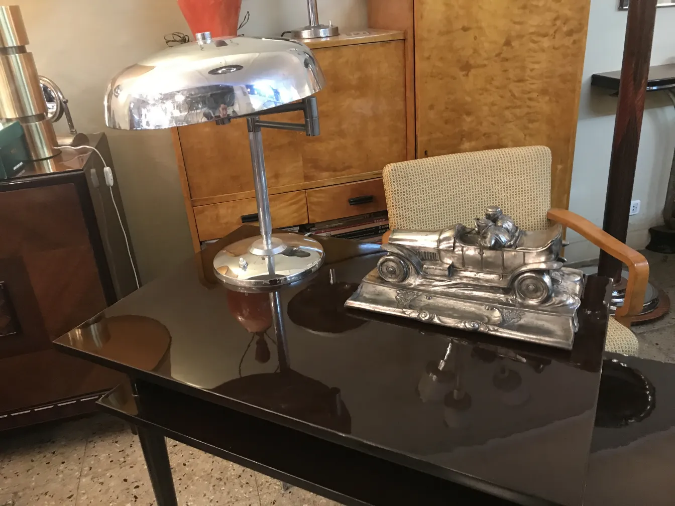 luminária de mesa antiga brilhante ao lado de uma decoração de carro na mesa