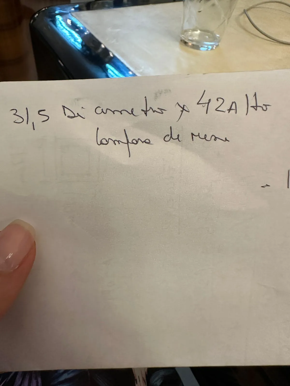 古董檯燈裝飾用，具有獨特設計的圖片