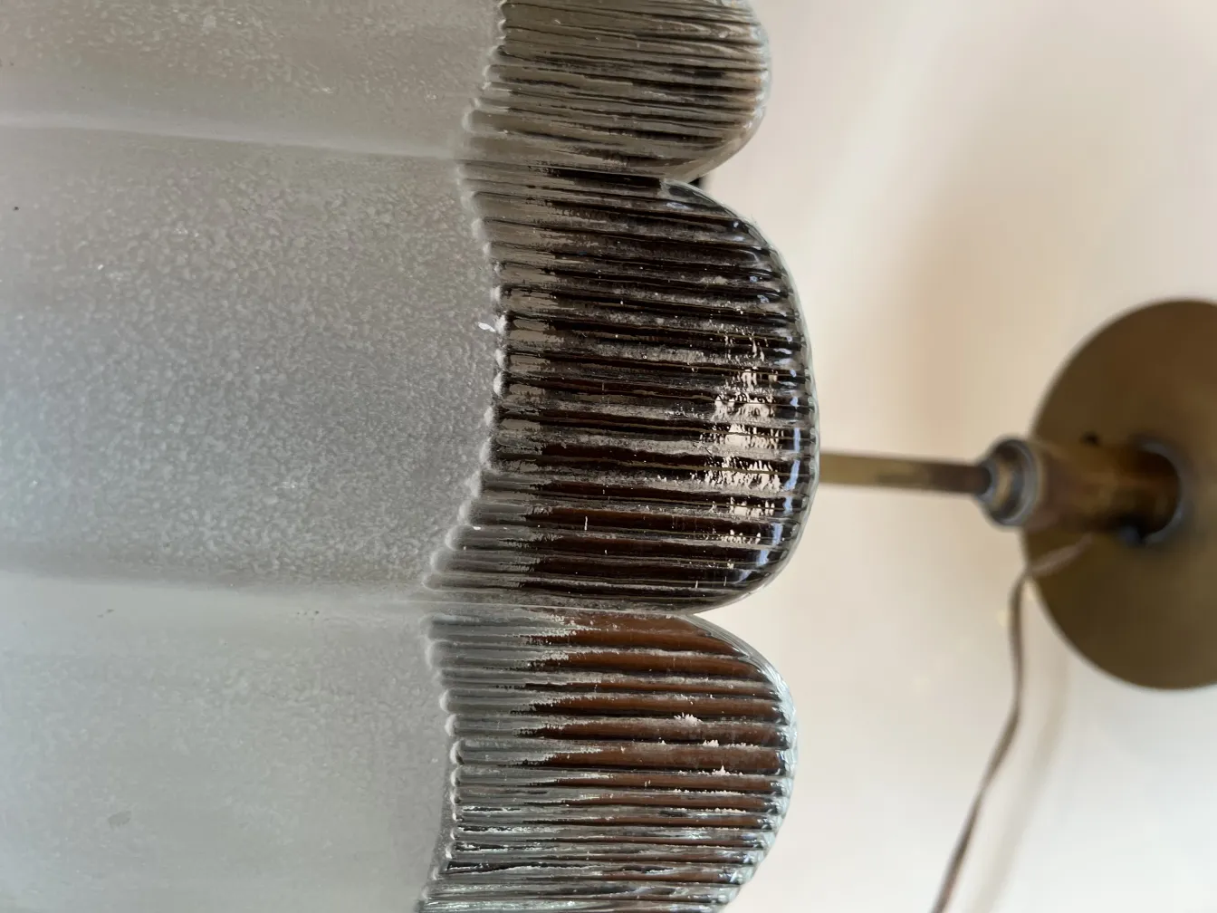  antike tischlampe mit elegantem design, beleuchtet einen gemütlichen raum